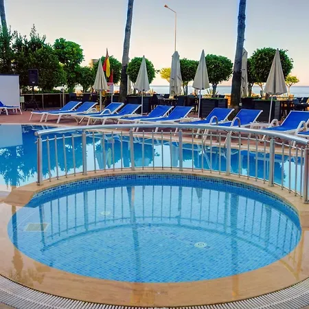 Parador Beach Hotel All Inclusive מלון