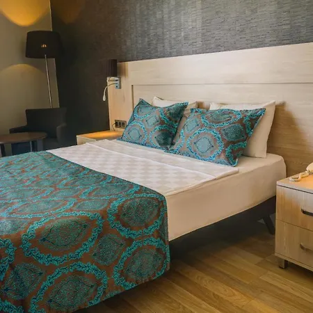 Parador Beach Hotel All Inclusive 3* אלאניה