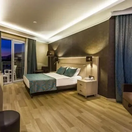 Parador Beach Hotel All Inclusive אלאניה